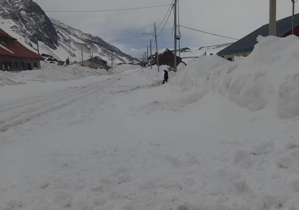 Temporal Nevada Mendoza Muchos vecinos de las villas cordilleranas fueron evacuados y dejaron sus casas hasta que deje de nevar. Foto: X @VALLEOVA