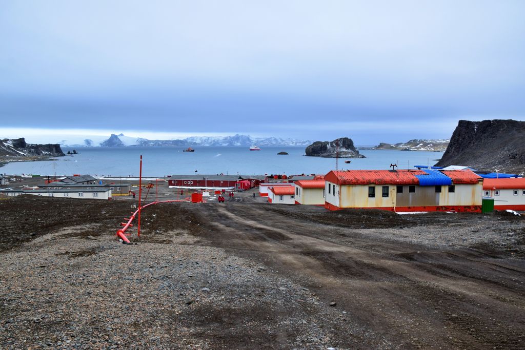 Vista de la Base Presidente Eduardo Frei Montalva en la isla Rey Jorge, Antártica chilena, uno de los puntos más cercanos al epicentro del sismo en el Paso de Drake.