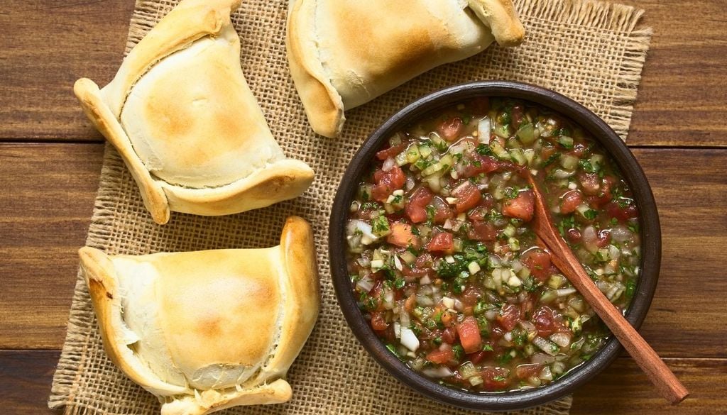 Pebre El pebre es uno de los acompañamientos infaltables de las Fiestas Patrias chilenas y su receta tradicional reúne verduras, hierbas, ají, limón, aceite y sal.