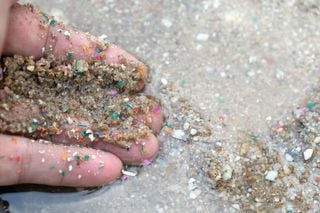 O perigo oculto do plástico: quais são os riscos para a sua saúde de beber água de garrafas descartáveis?