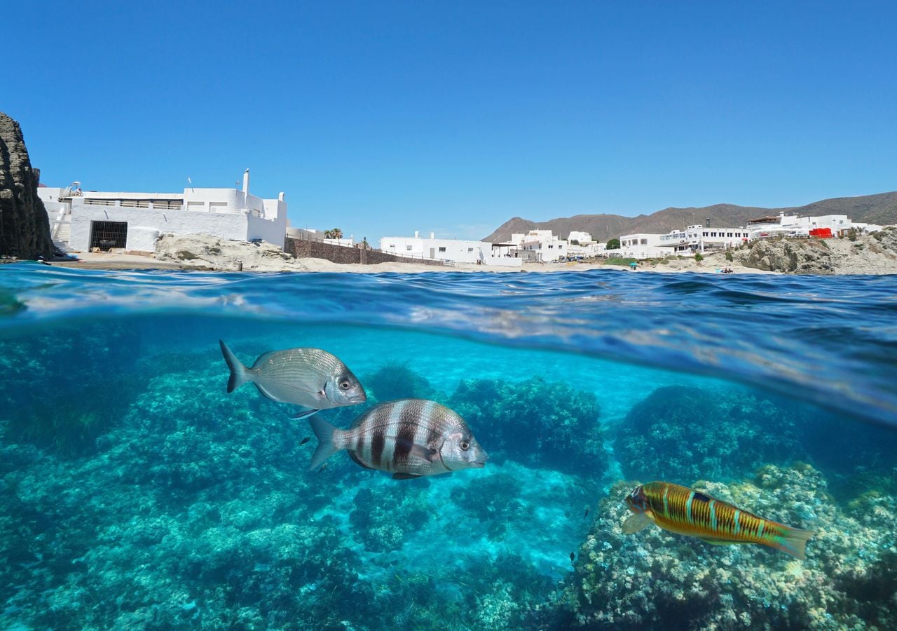 A Isleta del Moro é um refúgio de paz na costa andaluza, banhada por águas límpidas.