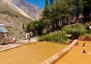 El pintoresco pueblo de Chile rodeado de montañas y termas naturales que pocos conocen