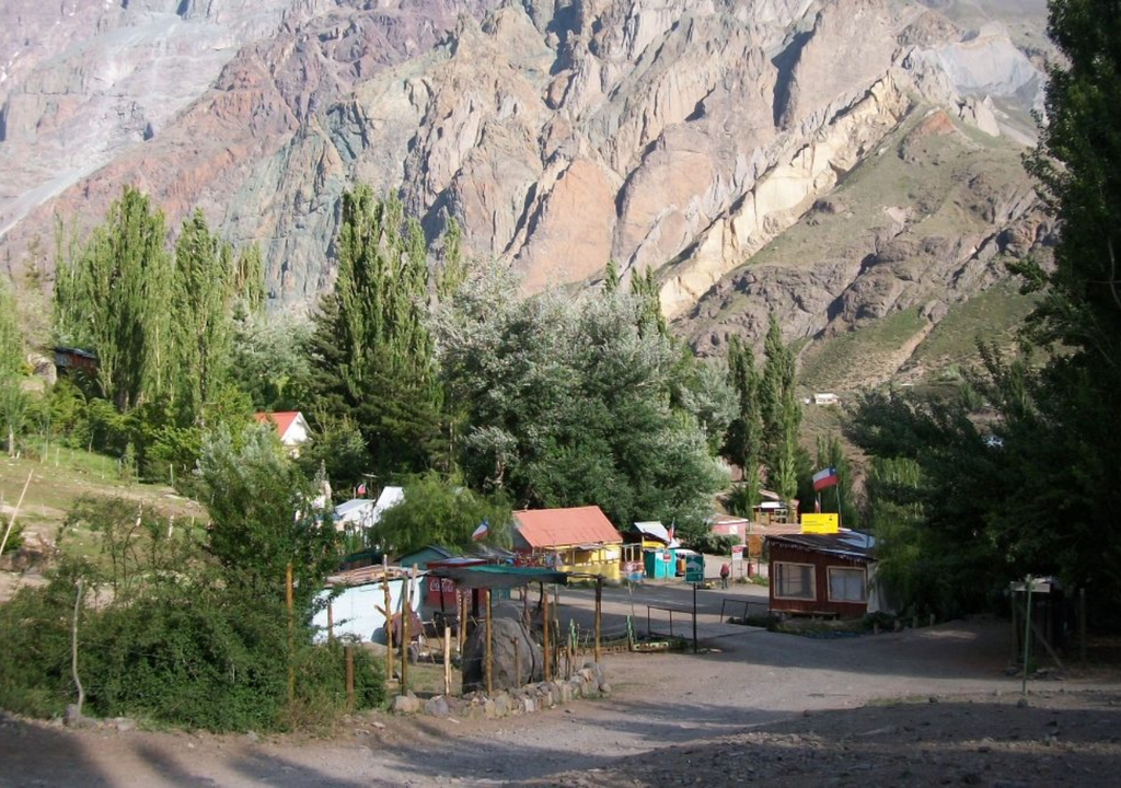 Pueblo de Baños Morales, Cajón del Maipo, Chile. Pueblo de Baños Morales, Cajón del Maipo, Chile.