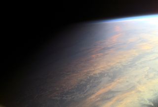 El planeta Tierra en el crepúsculo desde la ISS