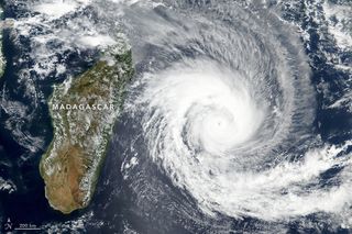 El poderoso ciclón tropical Batsirai se dirige a Madagascar