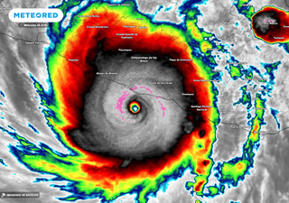 Huracán mayor Otis ya es categoría 5 y sus vientos de hasta 315 km/h golpean costas de Guerrero al suroeste de México