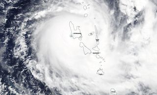 El poderoso y raro ciclón tropical Harold avanza sobre Vanuatu