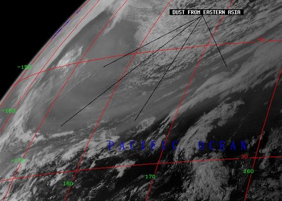 El Polvo Asiático Proporciona Nutrientes A California Imagen de satélite en canal visible donde se observa una irrrupción de polvo (dust) sobre el Pacífico Norte proveniente de Asia en dirección de la costa americana.