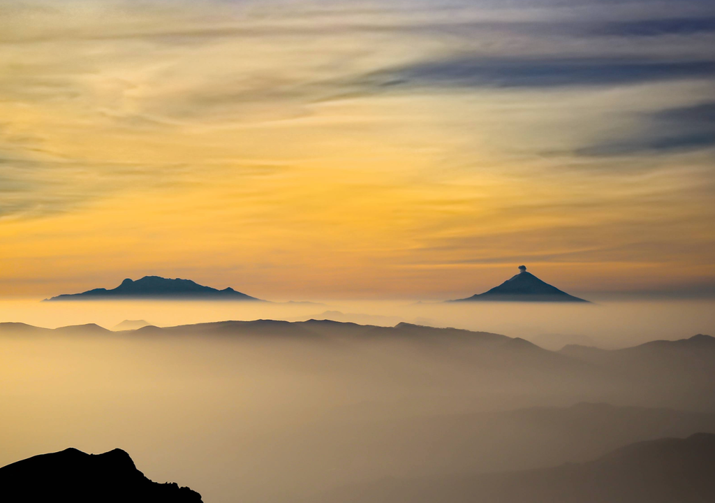 Los volcanes Popocatépetl e Iztaccíhuatlen el horizonte, capturados desde la cima del Nevado de Toluca.