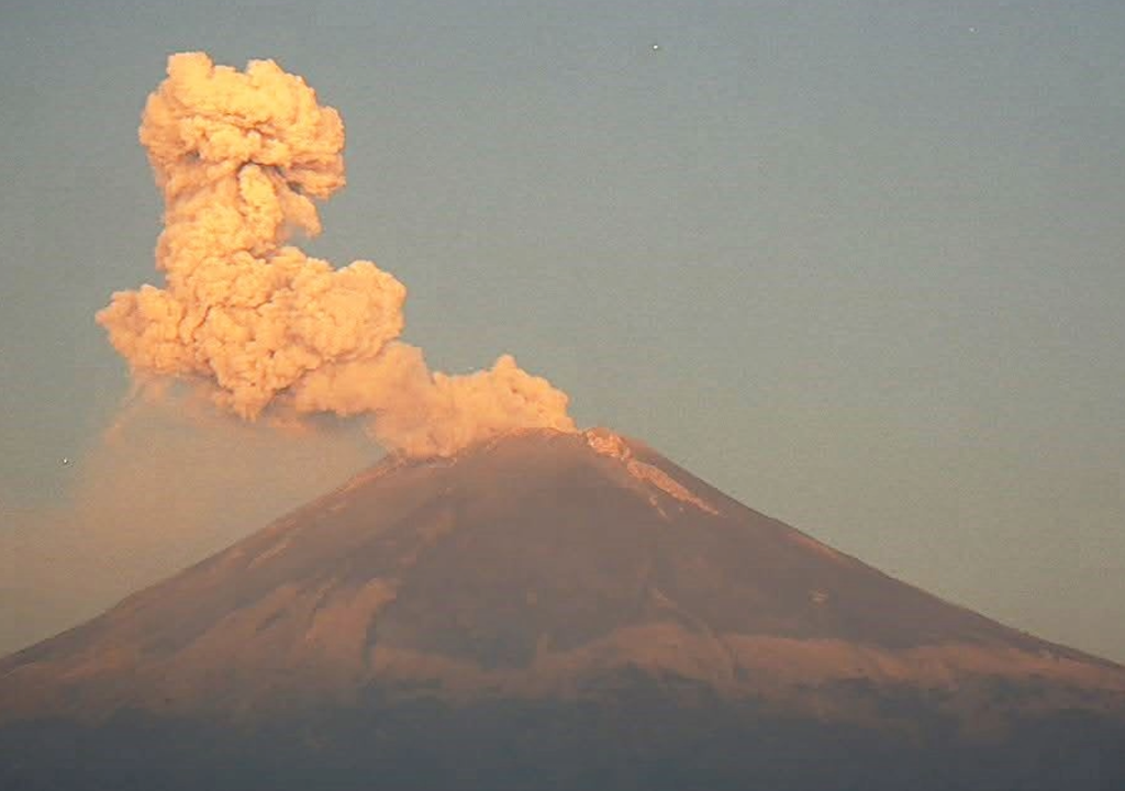 Actividad del volcán Popocatépetl registrada por el CENAPRED el 17 de febrero del 2026.
