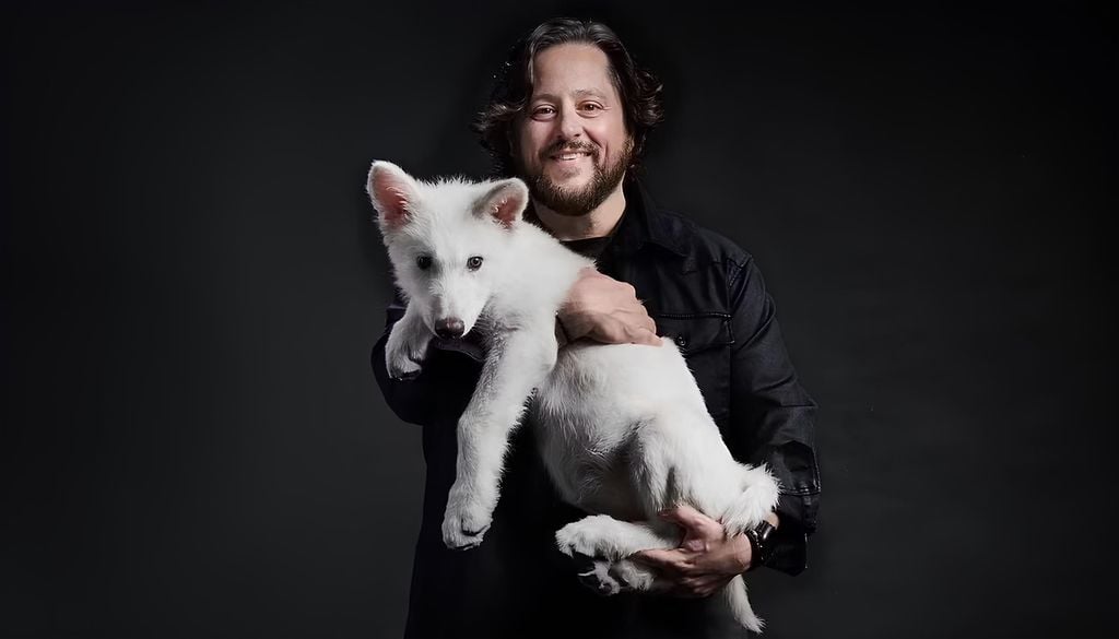 Ben Lamm com um dos filhotes de lobo gigante resgatados pela sua empresa. Foto: Colossal Biosciences.