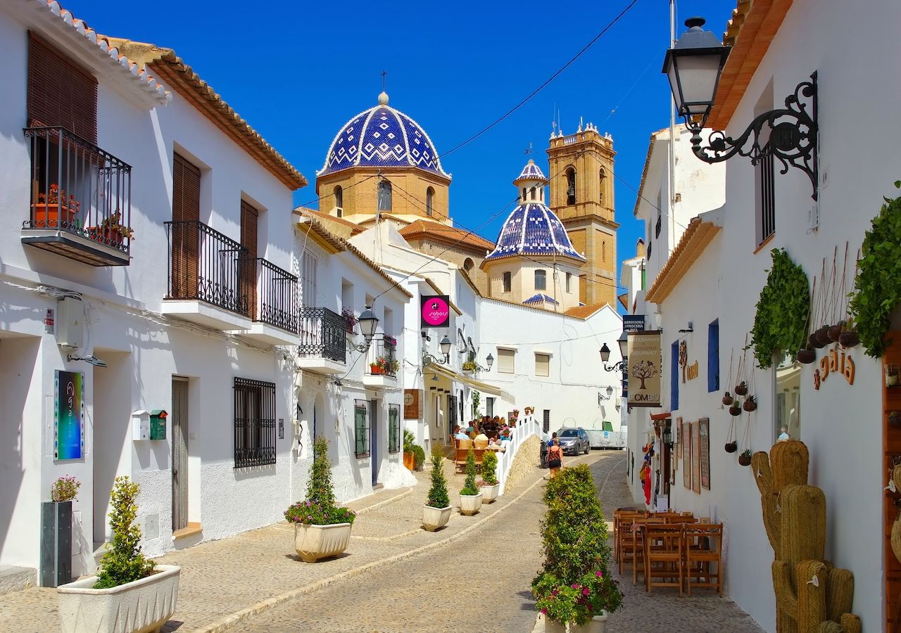 Su estilo arquitectónico único ha llevado a Altea a ser comparada con la icónica isla griega de Santorini, ganándose así el apodo de "La Santorini española".