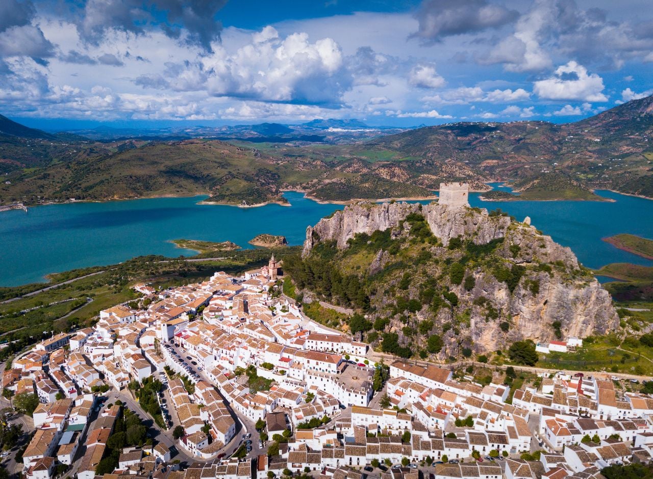 Panorámica de Zahara de la Sierra, pueblo que mantiene intacto su trazado medieval mientras se integra con el paisaje montañoso del Parque Natural de la Sierra de Grazalema.