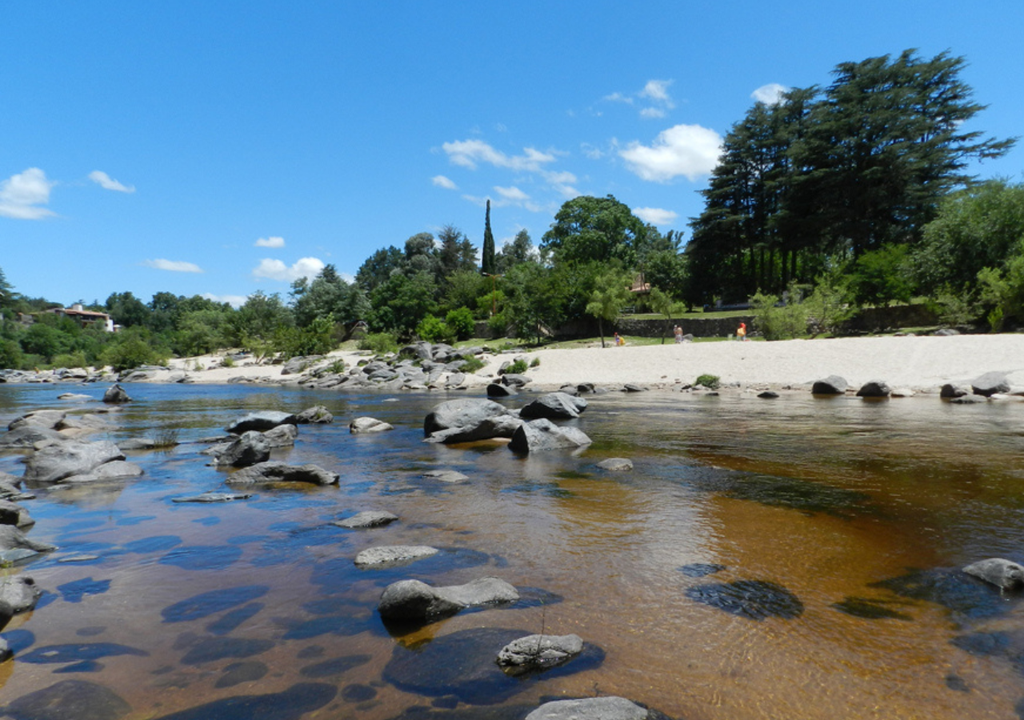 Villa Icho Cruz Córdoba Las playas, el trekking entre senderos serranos y un pueblo que parece perderse entre las nubes son los encantos naturales de Icho Cruz. Foto: X @turismocba