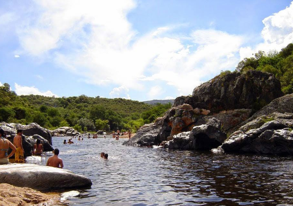 Villa Icho Cruz Córdoba Las playas ribereñas de Villo Icho Cruz son uno de sus grandes atractivos, pero no el único. Foto: X @cbaintinforma
