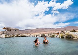 El pueblo de Chile que tiene balnearios termales y paisajes prístinos en pleno desierto