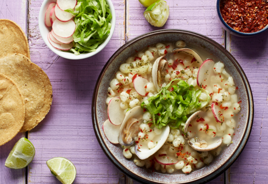 El pozole es un caldo de origen prehispánico, su nombre viene del náhuatl "pozolli" que significa "espumoso" o "hervido" y existen diversas versiones.