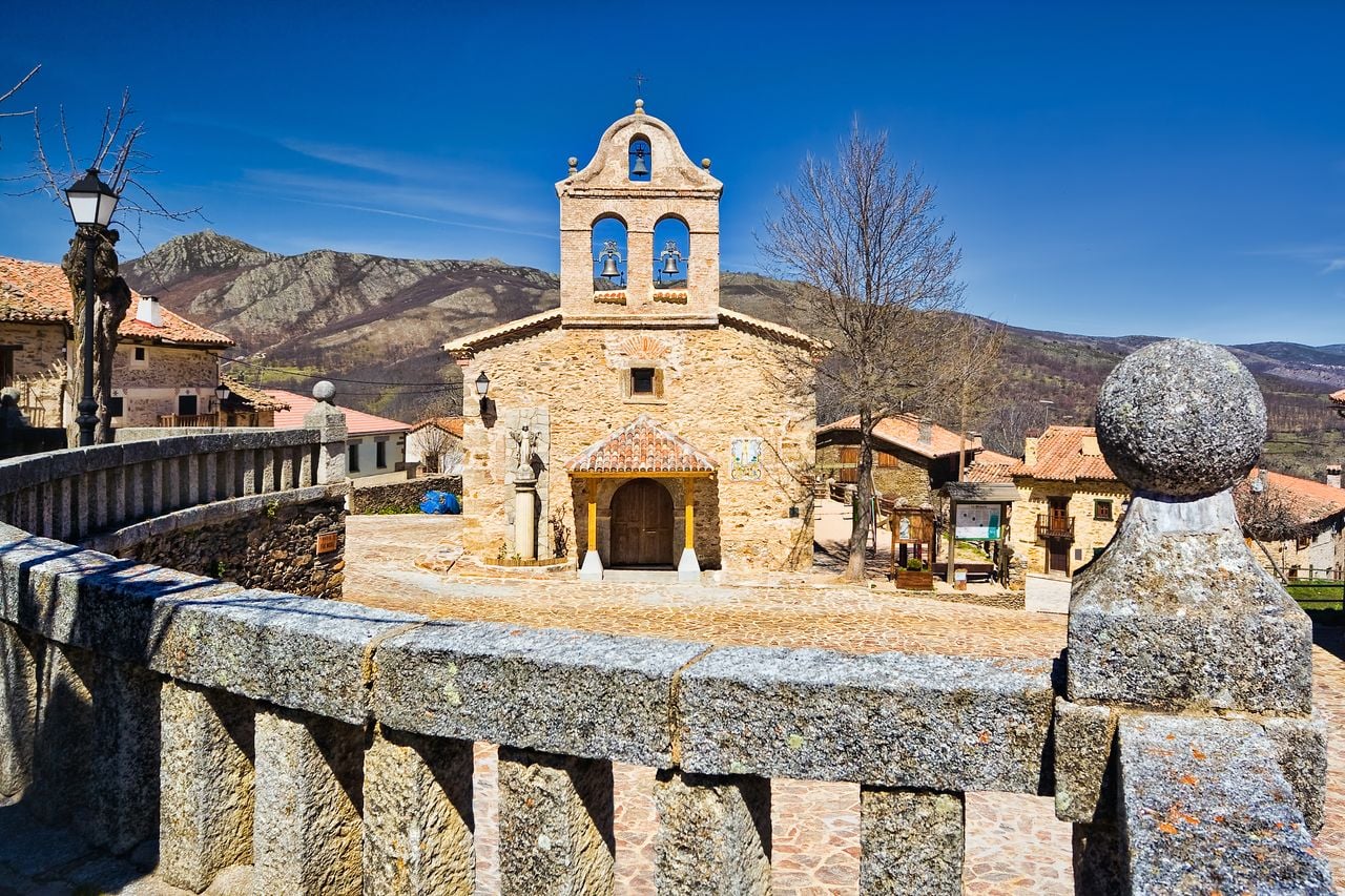 Iglesia de esta localidad madrileña, construida sobre restos de un templo medieval que todavía conserva su campanario original y un pequeño retablo barroco en el altar mayor.