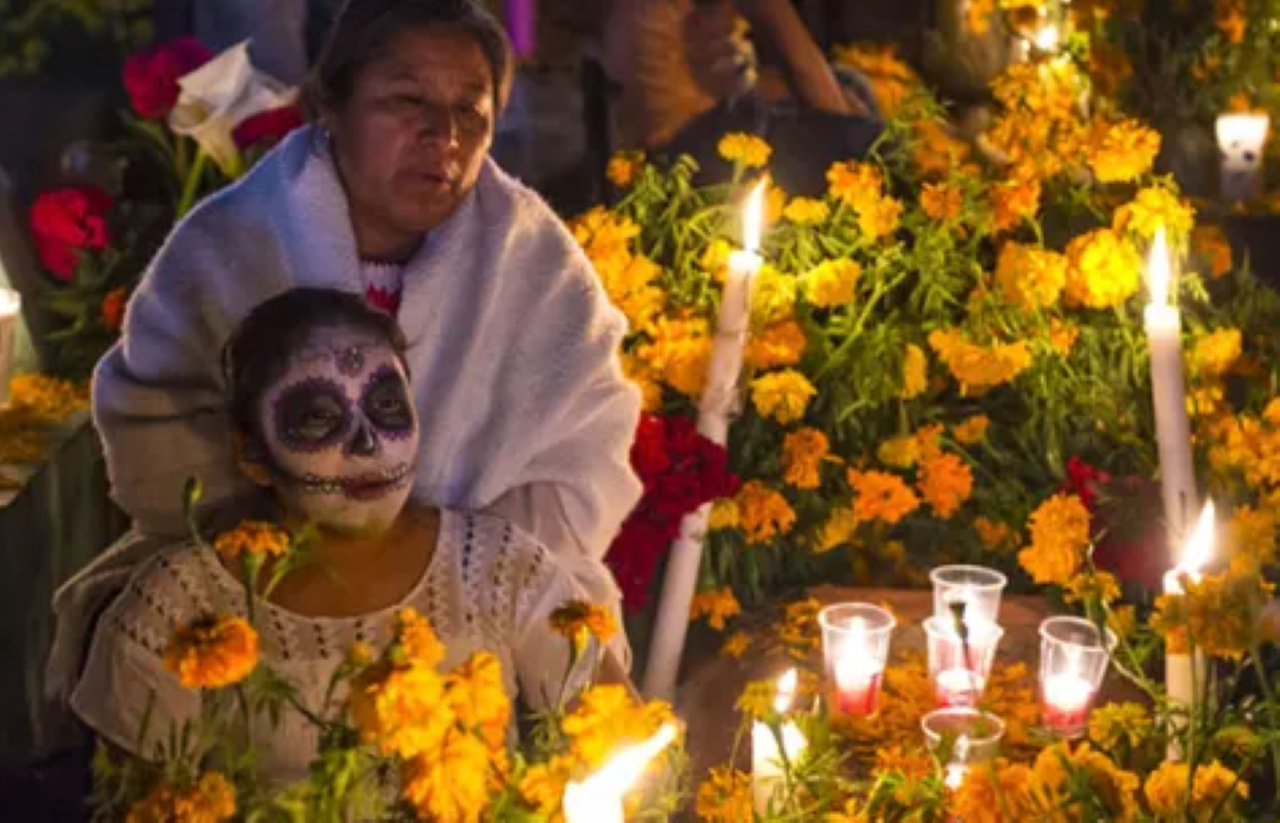 El Día de Muertos se trata de una festividad sincrética entre la cultura prehispánica y la religión católica.