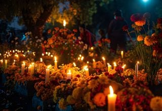 El pueblo de Michoac&aacute;n donde las calles se iluminan con velas durante la celebraci&oacute;n de D&iacute;a de Muertos