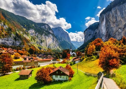 El pueblo de Suiza rodeado por más de 70 cascadas: una visita obligada en otoño