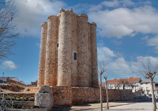 El pueblo desconocido a 1 hora de Madrid con la torre medieval m&aacute;s inaudita de Espa&ntilde;a