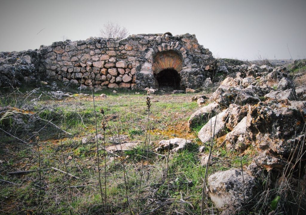 Construcciones anexas a la Vía del Esparto, una de las principales vías de comunicación de la península en época romana entre Salamanca y Cartagena. Ayuntamiento de Villarejo de Salvanés.