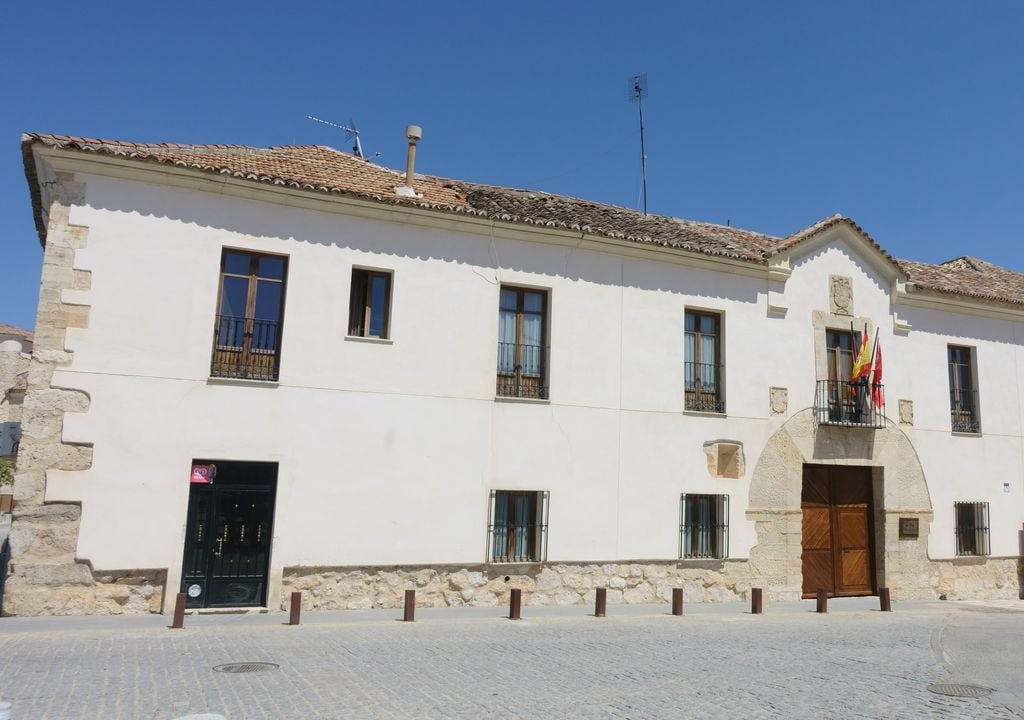 La Casa de la Tercia, también conocida como Casa de la Encomienda, está situada en un lugar estratégico del antiguo Camino Real de Valencia. Rodelar, Wikimedia Commons.