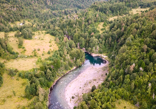 El pueblo desconocido de la Región de Los Ríos que se vuelve mágico en invierno entre bosques y agua termal