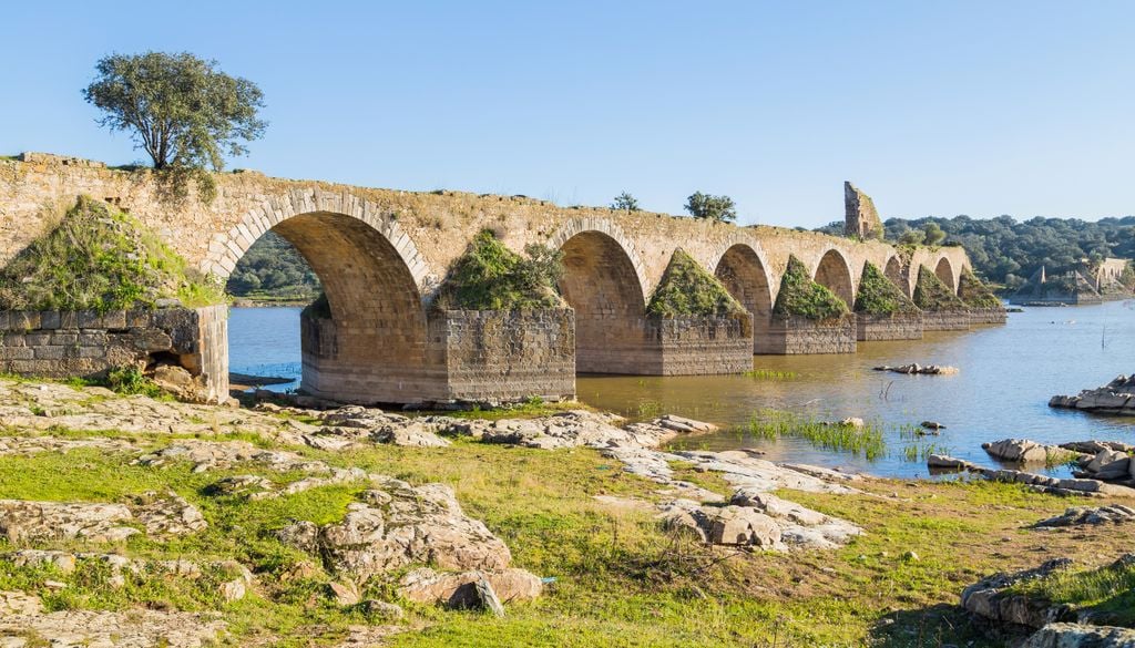 El Puente de Ajuda, sobre el río Guadiana, está declarado Bien de Interés Cultural.