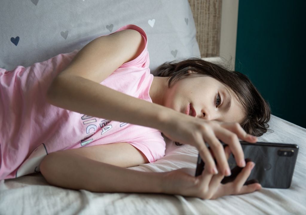 Ansiedad, sedentarismo, aislamiento, acceso a contenidos inapropiados o riesgo que padecer acoso, son algunos de los peligros de usar el móvil en la infancia.