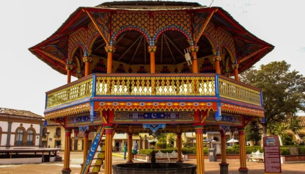 Su colorido kiosko es otro de los atractivos en el Pueblo Mágico. Su colorido kiosko es otro de los atractivos en el Pueblo Mágico.