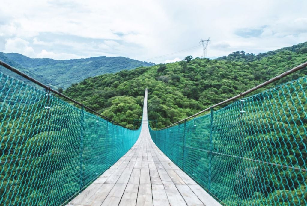 Atrévete a cruzar el Puente colgante del Parque Ecológico "Mundo Aventura" en Mazamitla, Jalisco. Cortesía Gobierno de México Atrévete a cruzar el Puente colgante del Parque Ecológico "Mundo Aventura" en Mazamitla, Jalisco. Cortesía Gobierno de México
