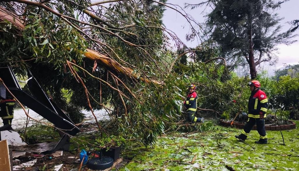 Las fuertes lluvias y el granizo de esta tarde han generado varias emergencias en distintos sectores de Quito. Crédito: Bomberos de Quito.