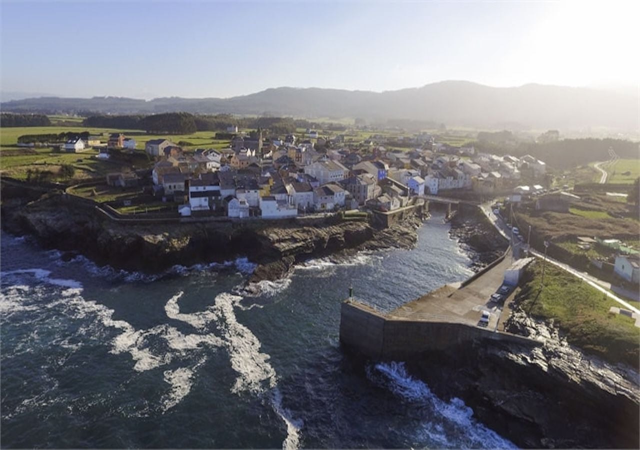 La costa de Rinlo, con las antiguas cetáreas aún visibles junto al mar, forma parte del paisaje que recuerda su pasado marisquero.