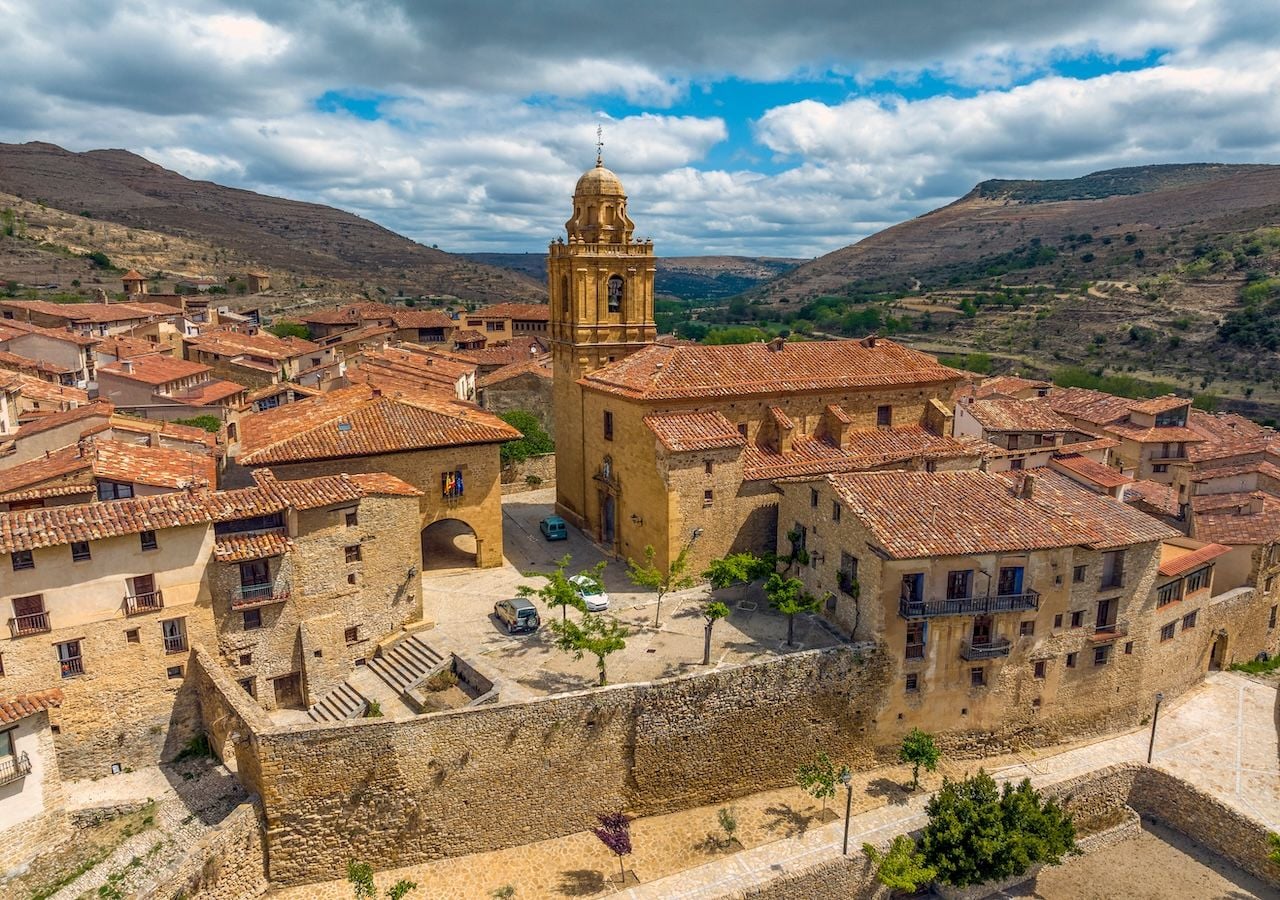 El paisaje que rodea Mirambel refleja su papel estratégico: montañas y valles que servían de defensa natural a este enclave templario.