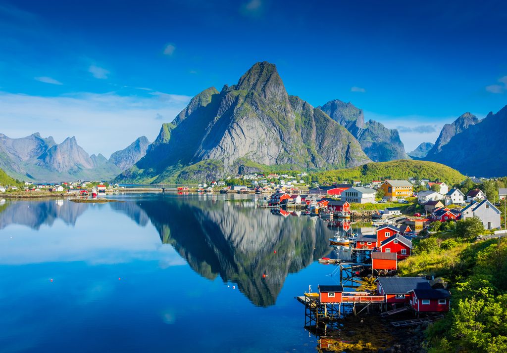 Ces cabanes se trouvent dans la ville au nom le plus court du monde et sont utilisées comme refuges de vacances par les Norvégiens.