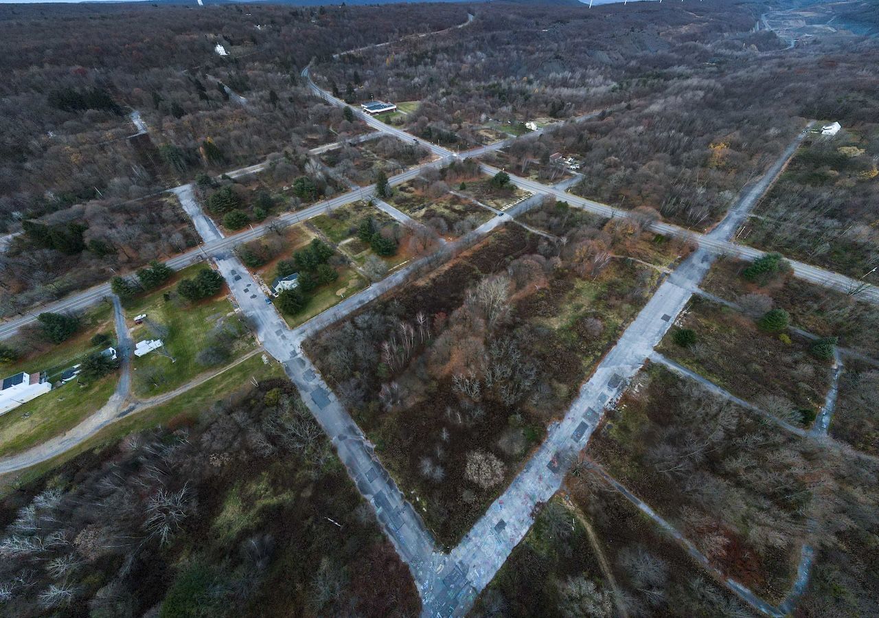 Vista aérea de lo que queda de esta localidad estadounidense abandonada tras el grave incendio que ocurrió 55 años atrás y que sigue activo.