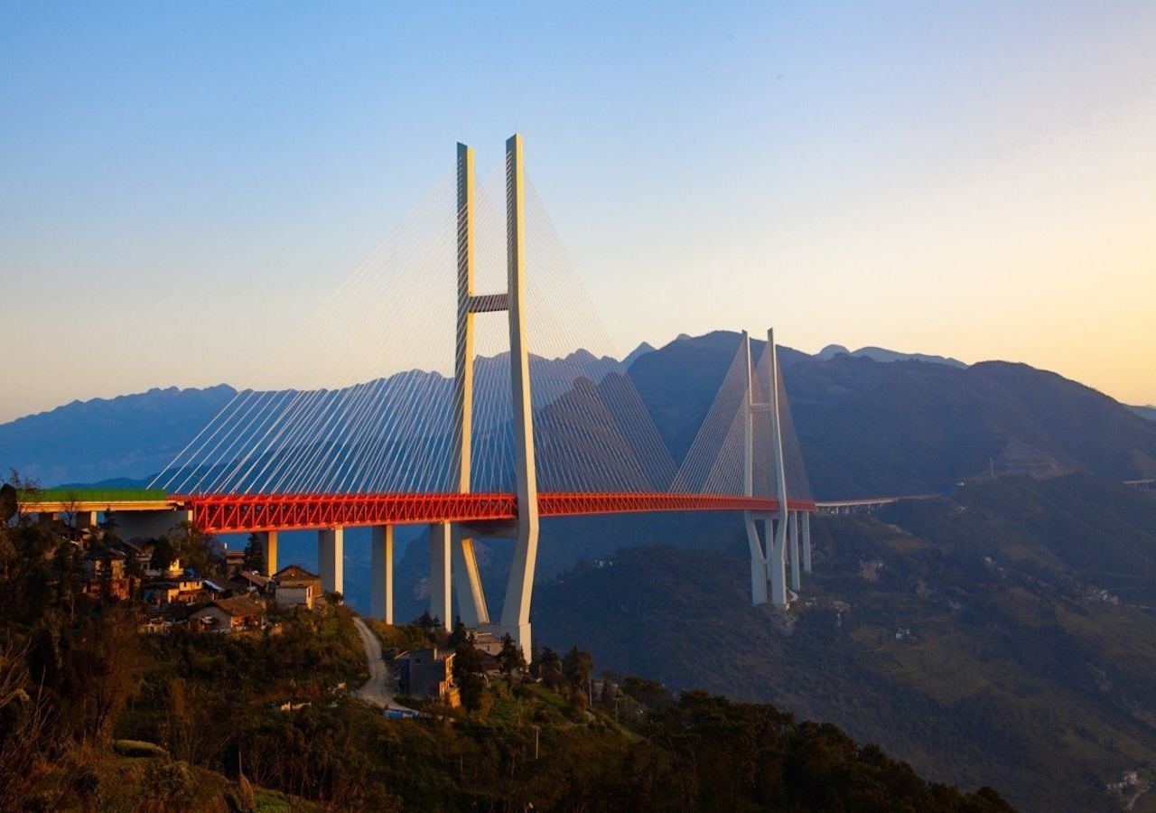 El Puente Duge, el más alto hasta ahora, fue inaugurado en 2016. Alcanza los 1.341 metros de longitud total y forma parte de la autopista G56 que conecta Hangzhou con Ruili.