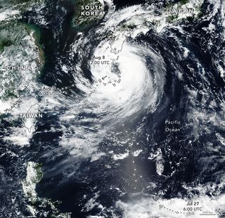 El raro camino zigzagueante del tifón Khanun que desconcierta a los meteorólogos 