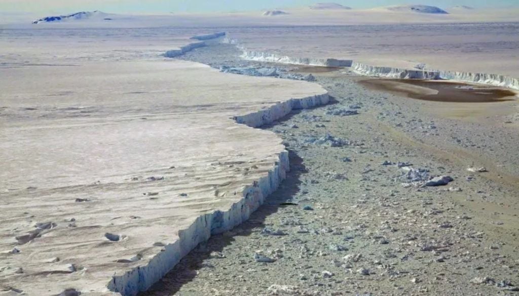 pine island Glaciar Pine Island, en la zona occidental de la Antártica, es responsable de más de un tercio de la pérdida de hielo en el continente. Crédito: NASA.