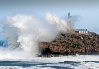 El riesgo extremo en Galicia no acaba hoy: muros de agua de hasta 10 metros golpear&aacute;n las costas de A Coru&ntilde;a