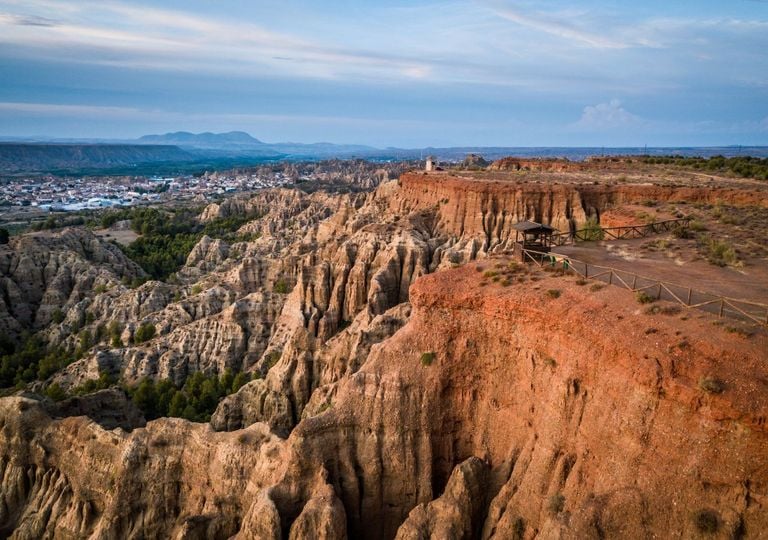 El alucinante geoparque de Andalucía que compite con Capadocia: casas cueva y paisajes únicos