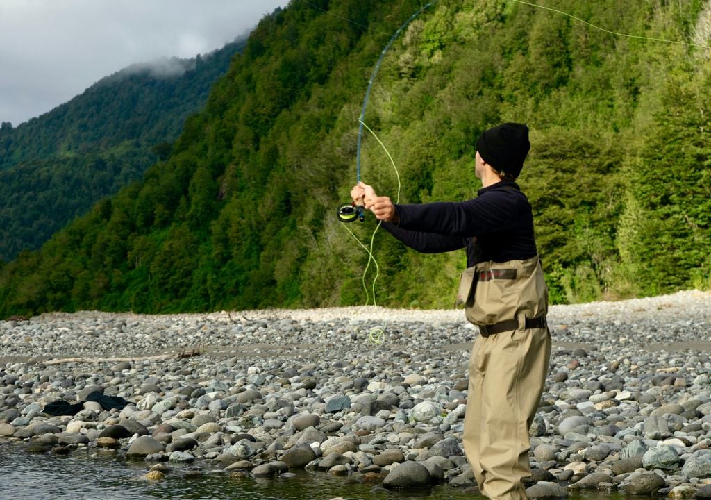 Pesca recreativa en río Puelo, Chile. Pesca recreativa en río Puelo, Chile.