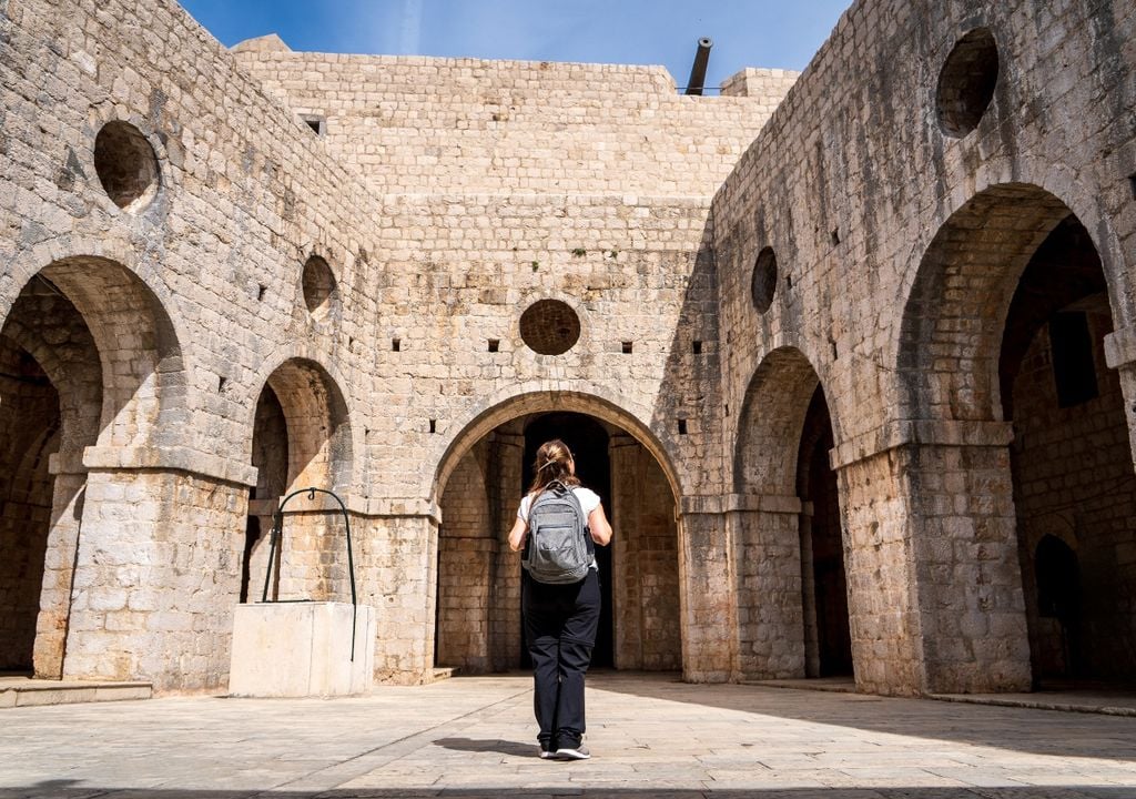 Una turista recorre el interior de la fortaleza de Lovrijenac, en Dubrovnik, uno de los escenarios más emblemáticos de Juego de Tronos, utilizada para representar puntos clave de Desembarco del Rey.