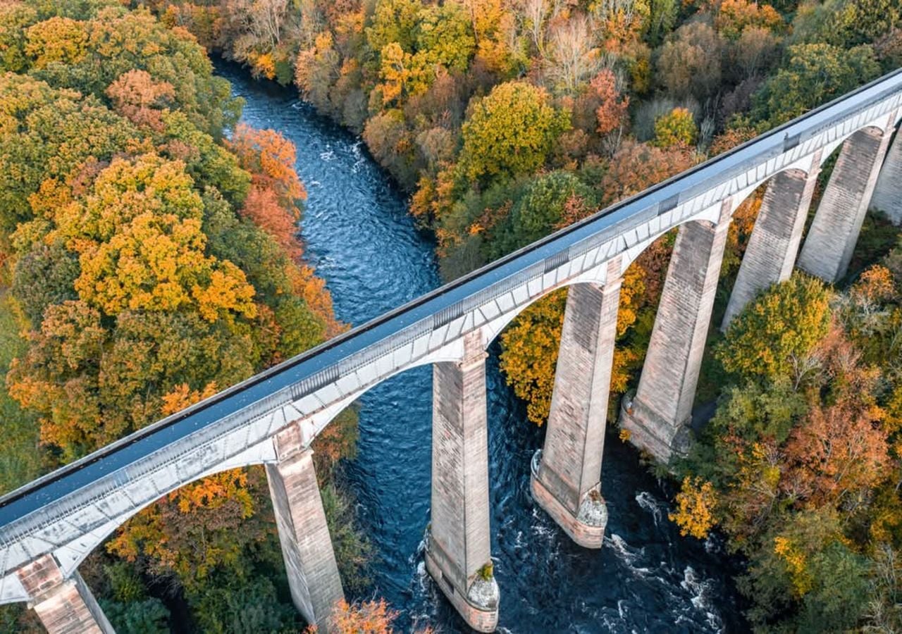 La capacidad de este acueducto de elevar el agua por encima del terreno circundante es que lo que le ha ganado el apodo de "el río que corre en el cielo".