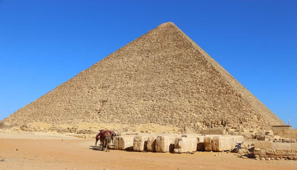 La Grande Piramide di Giza Il robot Pyramid Rover perforò i blocchi della Grande Piramide di Giza per rivelare segreti nascosti da 4.500 anni. Questa storica esplorazione archeologica nella Camera della Regina svelò inediti segni di cava grazie alla micro-robotica di precisione.
