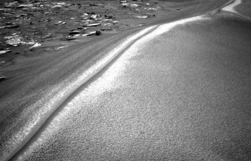 El róver Curiosity de la NASA captó esta imagen junto a la formación arenosa Chocolatal con su cámara de navegación derecha el 28 de agosto de 2026, durante el sol 4.998, es decir, el día marciano número 4.998 de la misión Mars Science Laboratory. El róver Curiosity de la NASA captó esta imagen junto a la formación arenosa Chocolatal con su cámara de navegación derecha el 28 de agosto de 2026, durante el sol 4.998, es decir, el día marciano número 4.998 de la misión Mars Science Laboratory. Crédito: NASA/JPL-Caltech