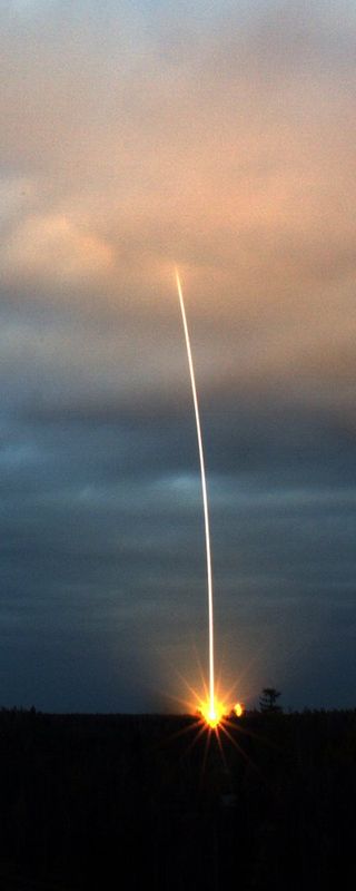 El satélite del hielo para analizar los hielos de la Tierra se lanza el 8 de octubre de 2005 y tras un fallo cae en el Polo Norte