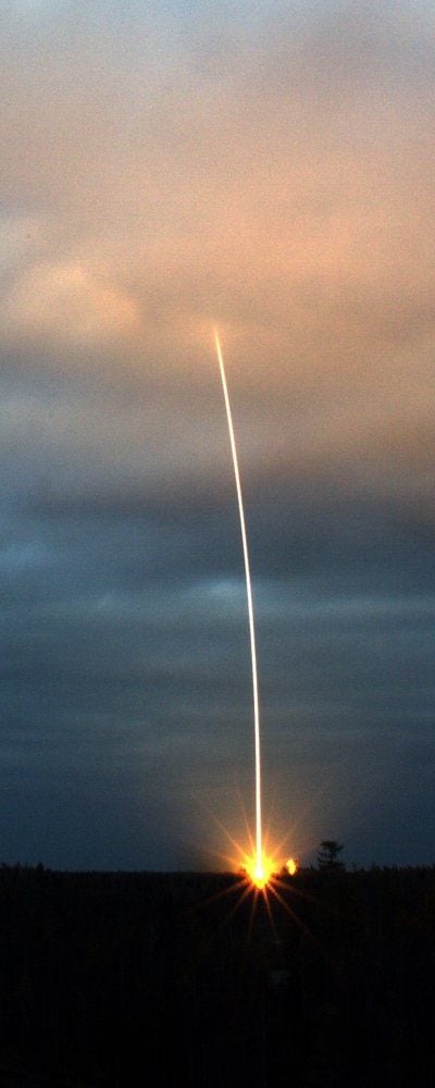 NATURE-ESAEl Cryosat será capaz de ver a través de las nubes para medir la extensión de los hielos y su espesor mejor que antes. Foto y composición ESA.Con su radar a bordo medirá el grado de fusión de los hielosEl primer satélite para medir exactamente cuán rápidamente los casquetes de hielo polares de la tierra se reducen, será lanzado el 8 de octubre de 2005.A diferencia de los satélites anteriores con radar a bordo, el CryoSat lleva las antenas de radar gemelas que le dan una visión tridimensional, así que puede medir, no solamente cuánta parte de la superficie del planeta está cubierta con hielo, sino que también cuál es la densidad de ese hielo.El satélite podrá detectar cambios en el grosor de apenas de algunos centímetros, y puede incluso ver a través de las nubes espesas. El resultado es el sistema más exacto de radar enviado al espacio, según el principal científico del proyecto, Duncan Wingham de la Universidad Londres.La meta principal es analizar el hielo flotante del mar alrededor del Ártico. Este hielo es una parte importante de nuestro clima reflejando parte de la radiación solar del sol por la tierra.Muchos climatólogos creen que como el agua dulce inunde el Océano Atlántico del hielo que se derrite, podría interrumpir las corrientes del océano que desempeñan un papel vital en clima (véase ' Disaster Movie Makes Waves').El satélite ICESat de la NASA que se mueve en órbita alrededor de la Tierra hace un trabajo similar mediante láser. Pero aunque los láser tienen una resolución mejor que el radar, tienen difícil el distinguir entre el hielo y el agua, dice Wingham. El radar del CryoSat tiene más facilidad de seguir el hielo flotante del Ártico.Un deshielo rápidoEl 28 de septiembre, los científicos que usaban datos del satélite del NIMBUS-7 de la NASA divulgaron que el hielo ártico del mar estaba en su grado más bajo desde que se toman datos desde 1978. Pero Wingham precisa que estas medidas no revelan nada sobre el grosor del hielo, así que la cantidad de pérdida del hielo podría, de hecho, ser incluso mayor que estimaciones actuales.NIMBUS-7 solamente puede tomar fotos de ciertas áreas del Ártico, más que conseguir el cuadro completo de lo que ocurre. "La gran dificultad consiste actualmente en calcular si los cambios en cubierta del hielo son debidos a la fusión o a los cambios en los vientos que cambian de lugar de los hielos" dice Wingham. "La única manera de hacer esto es examinar el Ártico entero al mismo tiempo."CryoSat hará un examen completo del Ártico y del Antártico cada mes. Su órbita alrededor de la tierra irá de polo a polo, completando un circuito cada 100 minutos.El satélite también medirá el grueso del hielo en zonas de Groenlandia y de la Antártida. Los satélites que analizaban las capas de hielo, los anteriores ERS-1 y ERS-2, han tomado datos durante más de diez años de medidas, pero sus medidas con el equipo de radar trabajaban mejor en las partes centrales y planas de estos continentes.CryoSat podrá tomar datos de la pérdida en los bordes escarpados heladas con mejor detalle.Más en Nature.http://www.nature.com/news/2005/051003/full/051003-1.htmlFallo en el lanzamiento del CryoSatLanzamiento de satélite Cryosat el 8 de octubre de 2005. Créditos, ESA - S. CorvajaHoy día 8 de octubre a las 21.00 CEST Mr Yuri Bakhvalov, Primer Subdirector General del Centro especial de Khrunichev confirmó que el lanzamiento de Cryosat finalizó con un fallo debido a una anomalía en su lanzamiento.Como consecuencia el nuevo satélite calló a tierra en la zona norte de Groenlandia, cerca del polo Norte que debía estudiar en una zona deshabitada.Este hecho ha supuesto un paso a tras en el estudio de las masas de hielo, preferentemente polares, y su evolución en los venideros años en los estudios del cambio climático.http://www.esa.int/esaCP/SEMR3Q5Y3EE_index_0.html